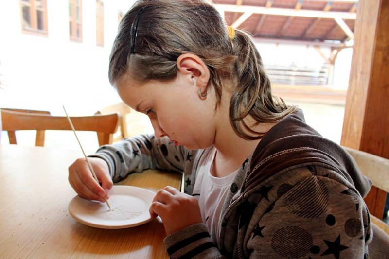 Pro aktivní a tvořivé děti, které mají rády hry a kamarády, ale nemají chuť přespávat mimo domov,  byl ideální volbou ve třetím červencovém týdnu premiérový příměstský tábor v Muzeu keramiky Tupesy.