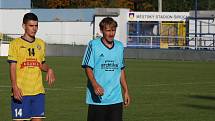 Fotbalisté Starého Města (žluté dresy) v 5. kole krajské I. B třídy skupiny C zdolali Polešovice 1:0.