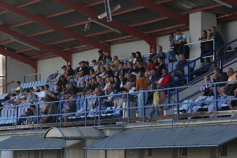 Fotbalisté Starého Města (žluté dresy) v 5. kole krajské I. B třídy skupiny C zdolali Polešovice 1:0.