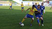 Fotbalisté Starého Města (žluté dresy) prohrály v semifinále Poháru Zlínského KFS s Morkovicemi 3:5.