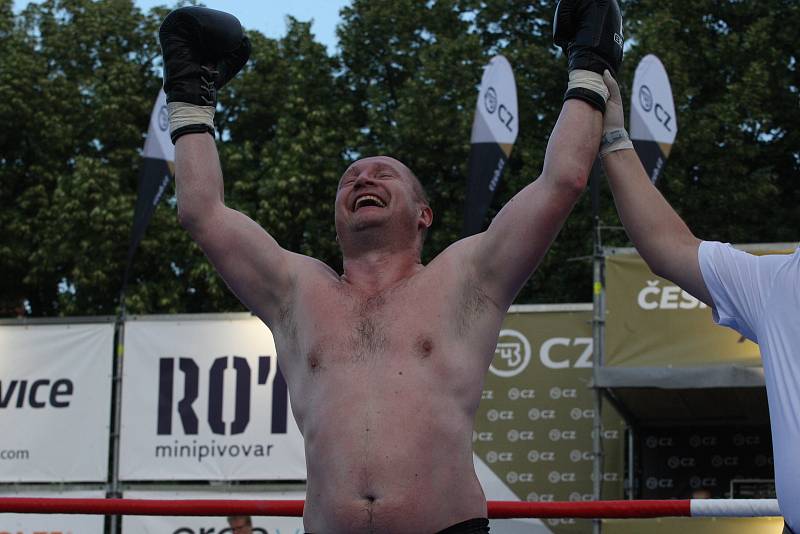 Začátek Slováckého léta zpestřil exhibiční boxerský zápas mistra světa Lukáše Konečného s Ondřejem Chudobou i souboje členů Gym-k.o. boxing team.