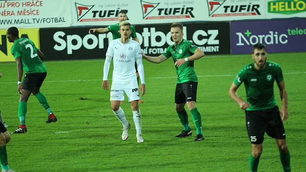 Fotbalisté Slovácka (v bílých dresech) v sobotní dohrávce 4. kola FORTUNA:LIGY hostili poslední Příbram.