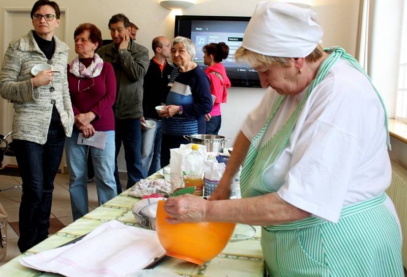 Kuchařky z Hluku vyučovaly se Slováckém muzeu přípravu jídel z vajec.