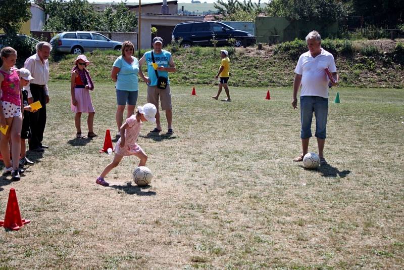 MLÁDÍ. Kluci a holky museli ve finále absolvovat na velehradském hřišti sedm fotbalových disciplín.