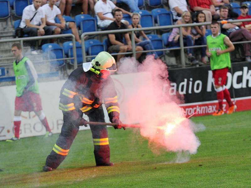 Z tábora brněkských fanoušků často létaly na hřiště světlice.