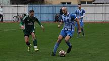 Fotbalisté Hluku (modré dresy) zakončili podzimní část sezony domácí výhrou nad Nivnicí 3:1.