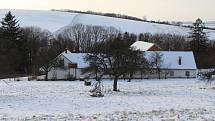 Hostějov se sněhovou pokrývkou.