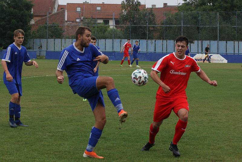 Fotbalisté Kunovic (modré dresy) ve 3. kole krajské I. A třídy skupiny B podlehli Újezdci 1:4.