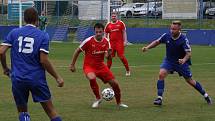 Fotbalisté Kunovic (modré dresy) ve 3. kole krajské I. A třídy skupiny B podlehli Újezdci 1:4.