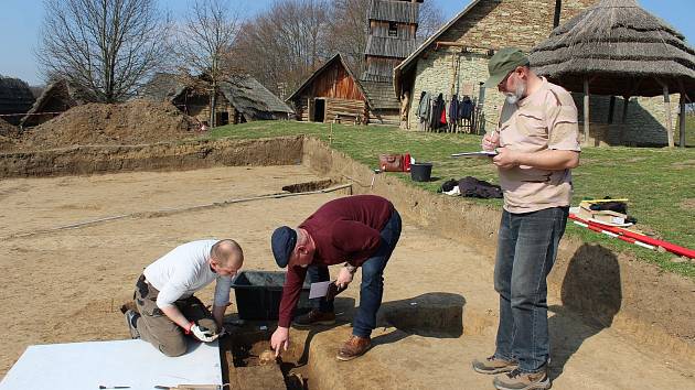 Před zahájením výkopových prací pro klenotnici Velké Moravy ve skanzenu Modrá bylo třeba provést záchranný archeologický výzkum.