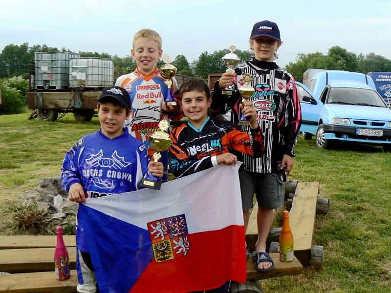 Mladí čeští motokrosaři – zleva nahoře Procházka a Kolaja, zleva dole Kobián a Müller – ovládli na mezinárodním mistrovství Slovenska kategorie do 50 a 65 ccm.