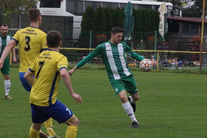 Fotbalisté Starého Města (žluté dresy) v 11. kole I. B třídy skupiny C deklasovali domácí Ostrožskou Novou Ves 8:1.