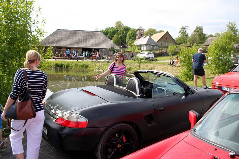 Vozy značky Porsche parkovaly před Archeoskanzenem Modrá u Velehradu