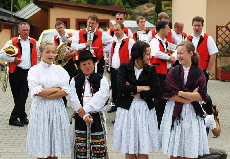 Členové dětského folklorního souboru Liša z Modré se v ulicích Salaše postarali o dobrou náladu poutníků.