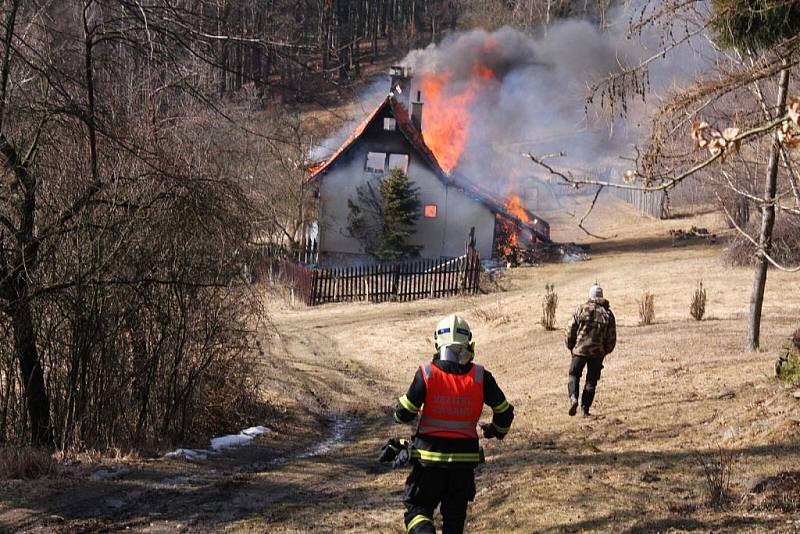 K rozsáhlému požáru domu na samotách v rekreační oblasti nad obcí Podkopná Lhota.