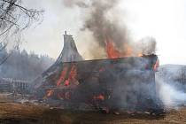 K rozsáhlému požáru domu na samotách v rekreační oblasti nad obcí Podkopná Lhota.