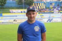 Fotbalista Skalice Roman Haša trénuje ve Starém Městě mladší dorostence.