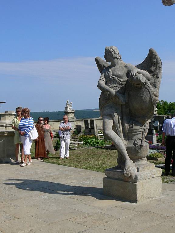 Návštěvníci stříleckého barokního hřbitova mohou už nyní obdivovat osm zrestaurovaných soch a dvě vázy. 