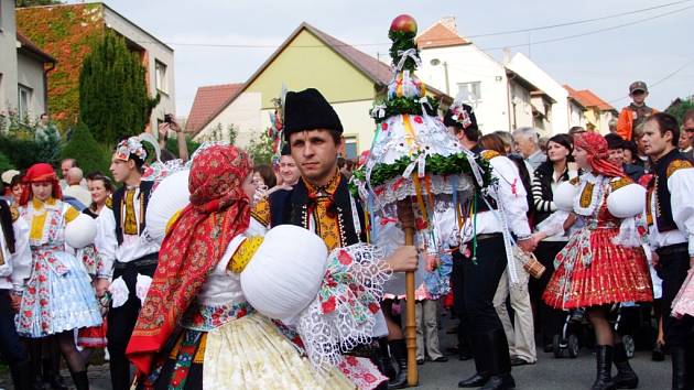 Do hodového průvodu v Topolné se zapojilo 14 párů, ale i 40 dětí.