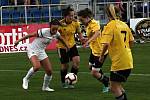 Fotbalistky Slovácka (v bílých dresech) na Městském stadionu Miroslava Valenty zdolaly Horní Heršpice 2:1.