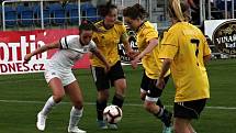 Fotbalistky Slovácka (v bílých dresech) na Městském stadionu Miroslava Valenty zdolaly Horní Heršpice 2:1.