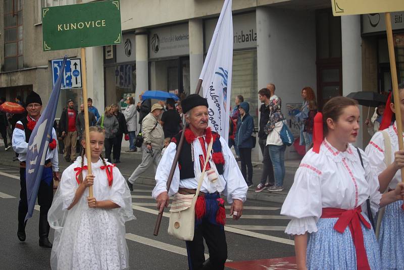 Slavnostní průvod počítal s více než třemi tisíci krojovanými. Ty neodradila ani nepříznivá předpověď počasí.