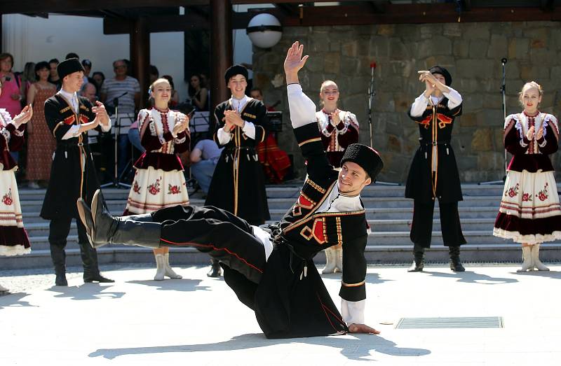 Vystoupení mezinárodních folklórních souborů v  muzeu J. A. Komenského  v Uherském Brodě.Na snímku ruský soubor TANIK filk Dance Ensenble (Krasnodar)