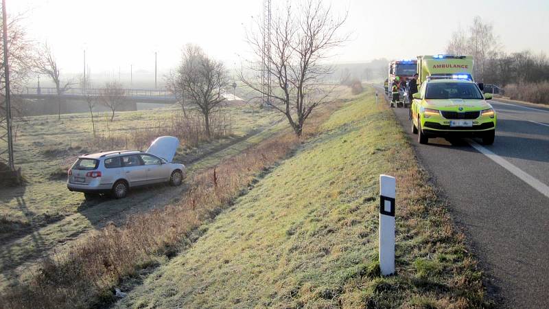 Štěstí v neštěstí měly osádky dvou automobilů, které se v neděli 18. listopadu ráno srazily na silnici I/50 mezi Havřicemi a Veletinami.