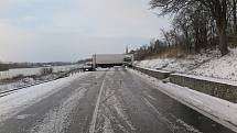 Po smyku na zamrzlé silnici skončil kamion nedaleko Polichna napříč silnicí.