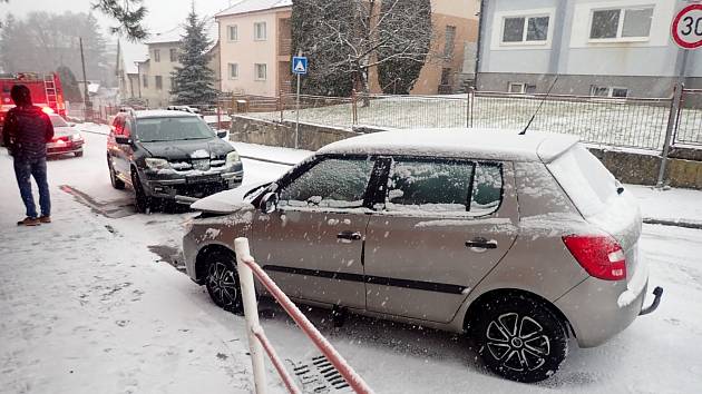 V Uherském Brodě do sebe narazila dvě vozidla. Nehoda se obešla bez zranění.