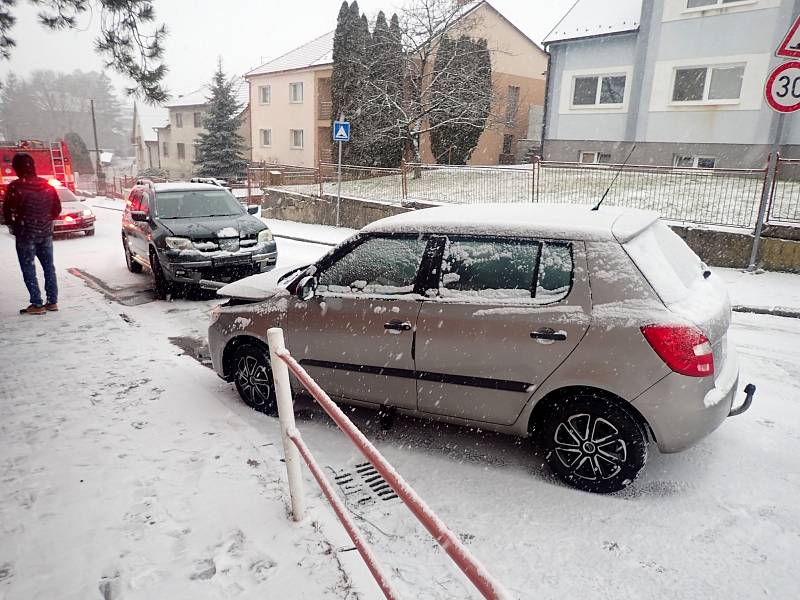 V Uherském Brodě do sebe narazila dvě vozidla. Nehoda se obešla bez zranění.