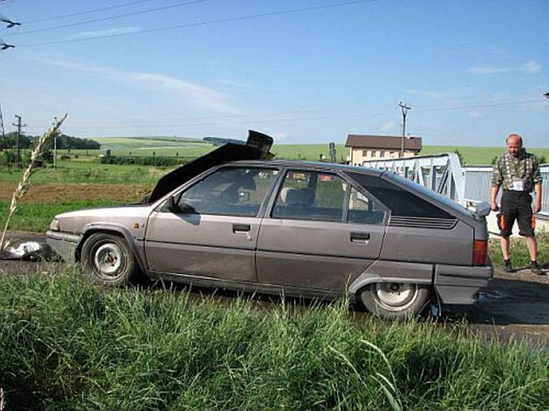 Rychlým zásahem se podařilo zabránit rozšíření požáru z motorového prostoru a uchránit tak auto před celkovým zničením.