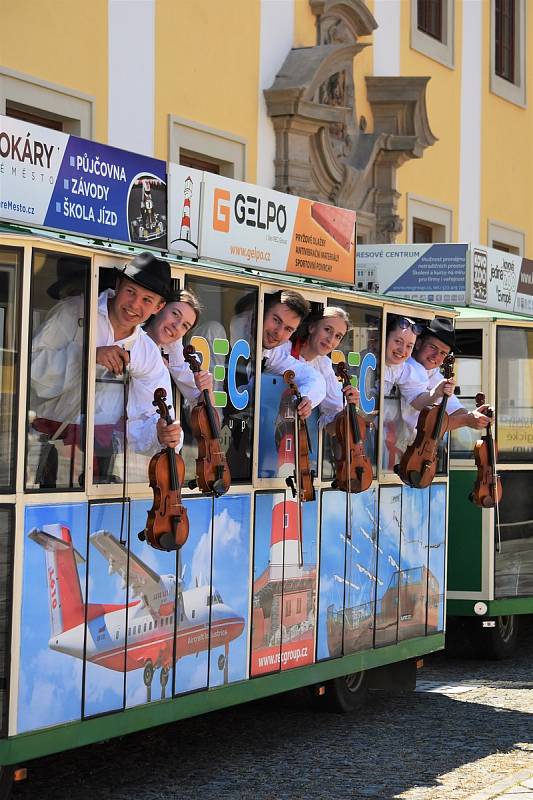 Velmi netradiční akci plnou muziky a zpěvu uspořádali v neděli 20. června členové Folklorního studia Buchlovice. Do osmi obcí regionu totiž vypravili speciální vlakovou soupravu