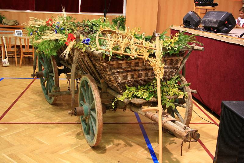 Díky jalubskému folklornímu souboru Střešňa, místní organizaci KDU – ČSL a obci jsou ve vesnici udržovány tradiční dožínky už tři desetiletí.