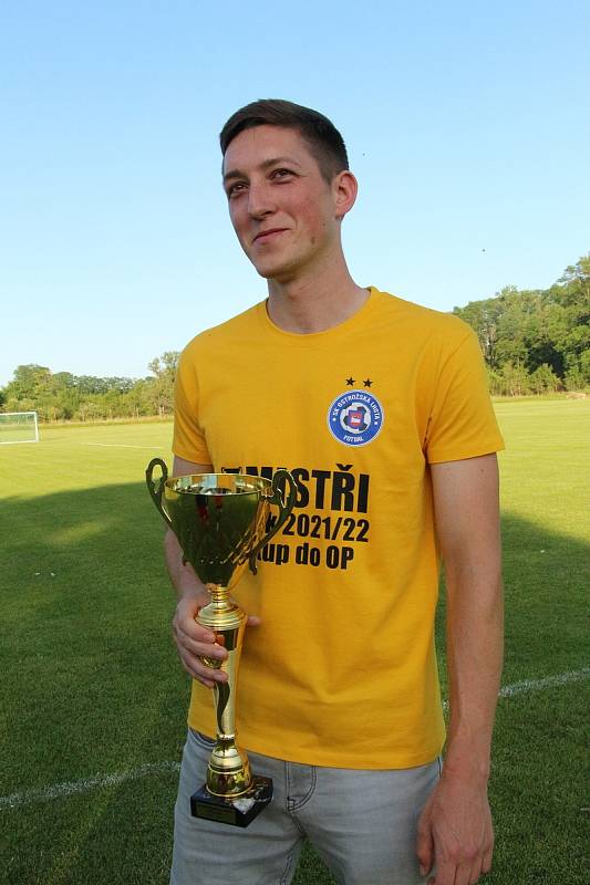 Fotbalisté SK Ostrožská Lhota se po třech letech vrací do okresního přeboru. Sobotní oslavy postupu byly velké. S pohárem je kapitán týmu Miroslav Machala.