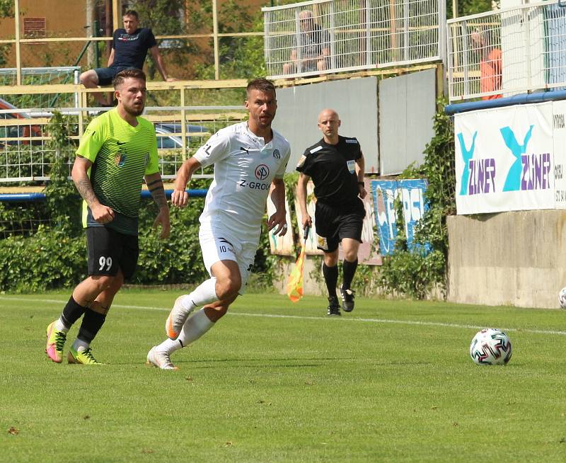 Fotbalisté Slovácka (v bílých dresech) účastníka druhé nejvyšší soutěže porazili jednoznačně 5:0.