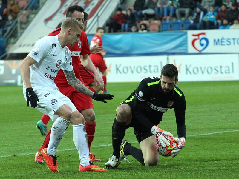 Gólman Dušan Melichárek kryje balon před Matějem Biolkem. Slovácko vs. Zbrojovka