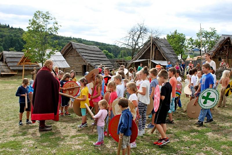 Členové historických skupin z Česka, Slovenska a Polska ukázali lidem, jak se žilo a pracovalo na Velké Moravě.