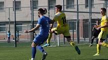 Fotbalisté Hluku (modré dresy) zdolali v sobotním zápase 19. kola krajské I. A třídy skupiny B Nivnici 3:2 a upevnili si druhé místo v tabulce.