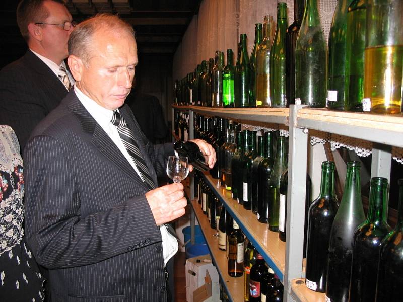 Téměř stovka hostů si pochutnávala na čtyřech stovkách vín z celého světa.