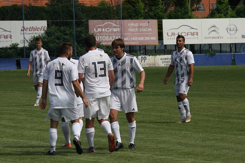 Fotbalisté Kunovic (modré dresy) prohráli v prvním zápase nové sezony doma s Těšnovicemi 0:3.