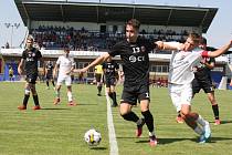 Fotbalisté Slovácka B (bílé dresy) v nedělním derby remizovali s Uherským Brodem 1:1. Duel na Bělince v Kunovicích sledovalo 330 diváků.