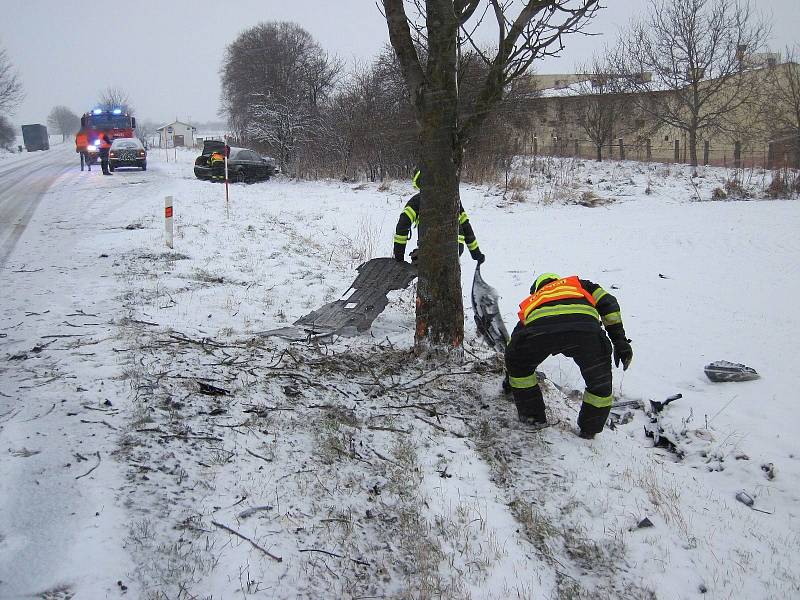 Ledovka na Boží hod potrápila řidiče. Hasiči museli odpoledne během 80 minut zasahovat hned u pěti nehod na Uherskohradišťsku a Vsetínsku, 25. 12. 2021