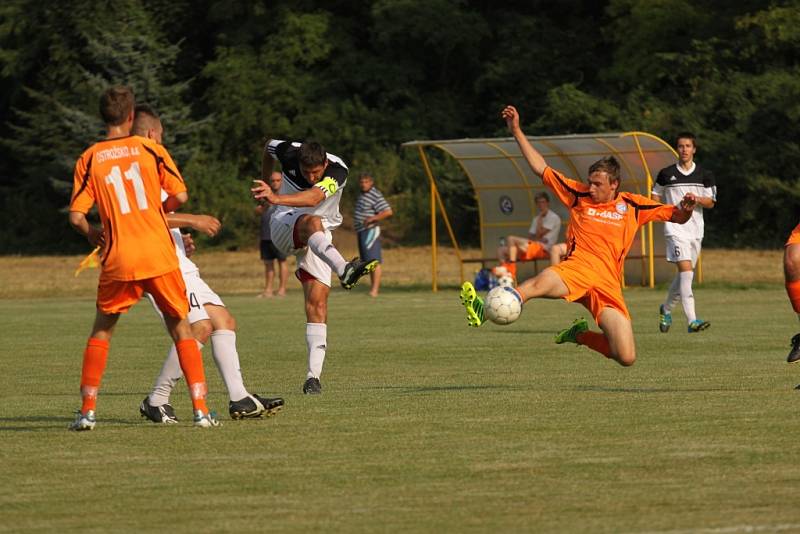 Předkolo poháru KFS. Ostrožská Lhota - Březolupy 2:0 (0:0) (Lhota v oranžovém).