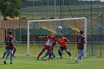 Fotbalisté Slavkova (bíločervené dresy) na úvod nové sezony zdolali Velký Ořechov 1:0.