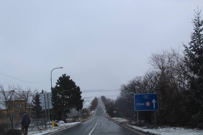 Region Slovácka ve čtvrtek zasáhlo husté sněžení. V Bílých Karpatech musely vozidla jezdit po několikacentimetrovém nánosu sněhu.