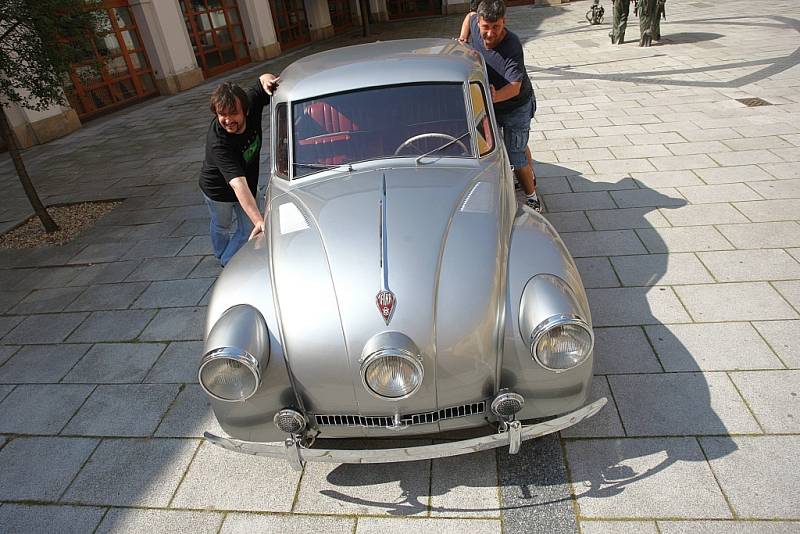 Stěhování automobilu Tatra 87 na nádvoří Reduty v Uherském Hradišti.