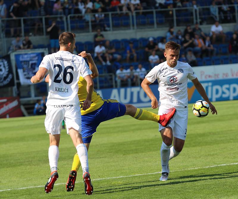 Fotbalisté Slovácko (v bílých dresech) se ve 29. kole HET ligy utkalo se sousedním Zlínem. Fanoušci vytvořili krajskému derby bouřlivou kulisu.