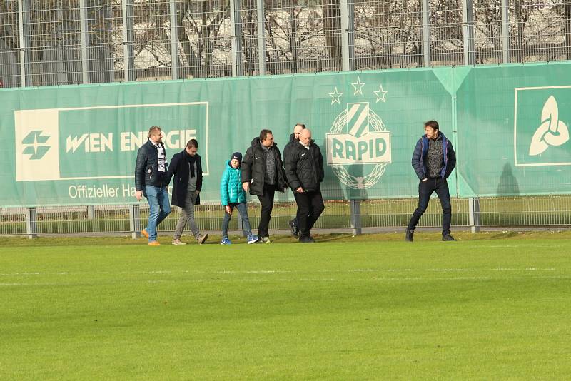 Fotbalisté Slovácka remizovali v nedělním přípravném utkání se slavným Rapidem Vídeň 1:1. Utkání se hrálo na tréninkovém hřišti známého Prátru. Foto: Deník/Stanislav Dufka