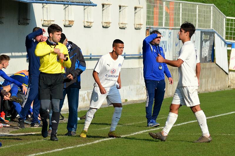 Starší dorostenci Slovácka (bílé dresy) v 15. kole Moravskoslezské ligy zdolali Jihlavu 2:1.